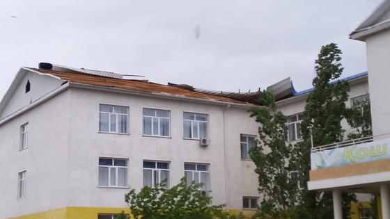 Атырау облысында дауыл тұрып, мектептердің шатырын ұшыпы әкеткен (фото, видео) Атырау облысында дауыл тұрып, мектептердің шатырын ұшыпы әкеткен (фото, видео)