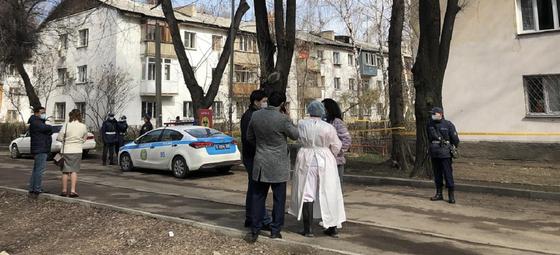 Алматыда коронавирусқа байланысты сегізінші үй оқшауланды (фото) Алматыда коронавирусқа байланысты сегізінші үй оқшауланды (фото)