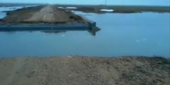 Бурлящая вода полностью размыла трассы вместе с асфальтом в Карагандинской области Бурлящая вода полностью размыла трассы вместе с асфальтом в Карагандинской области