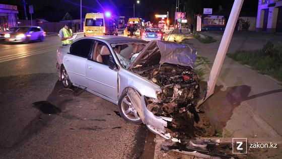 Автомобиль попал в аварию Автомобиль попал в аварию