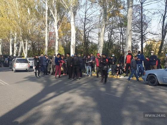 Митингующие пытались перекрыть движение Митингующие пытались перекрыть движение