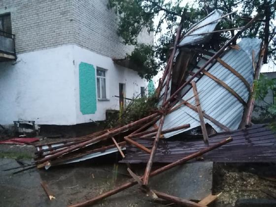 Атырау облысында дауыл тұрып, мектептердің шатырын ұшыпы әкеткен (фото, видео) Атырау облысында дауыл тұрып, мектептердің шатырын ұшыпы әкеткен (фото, видео)