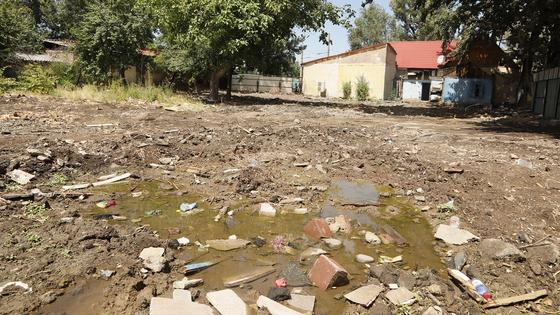 "Живут бомжи, устраивают оргии": жители сносимых домов пожаловались на проблемы в Алматы "Живут бомжи, устраивают оргии": жители сносимых домов пожаловались на проблемы в Алматы