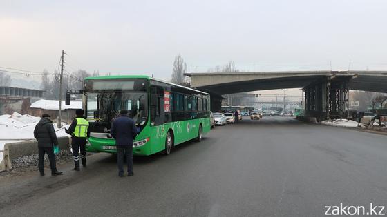 Автобус стоит на проезжей части Автобус стоит на проезжей части