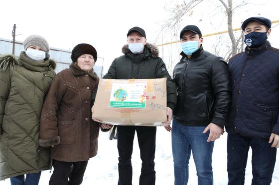 малообеспеченным семьям раздают продуктовые корзины в Нур-Султане малообеспеченным семьям раздают продуктовые корзины в Нур-Султане