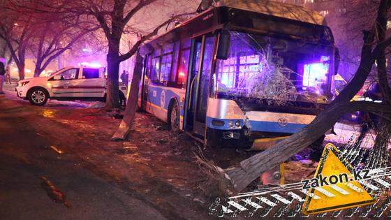 Троллейбус насмерть сбил мужчину в Алматы (фото) Троллейбус насмерть сбил мужчину в Алматы (фото)