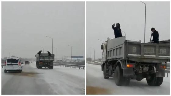 Пользователей Сети возмутил способ борьбы с гололедом в Алматинской области (видео) Пользователей Сети возмутил способ борьбы с гололедом в Алматинской области (видео)