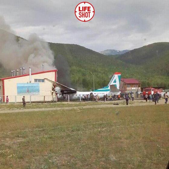 Самолет врезался в здание и загорелся в Бурятии: пилоты погибли, десятки пострадавших (фото, видео) Самолет врезался в здание и загорелся в Бурятии: пилоты погибли, десятки пострадавших (фото, видео)