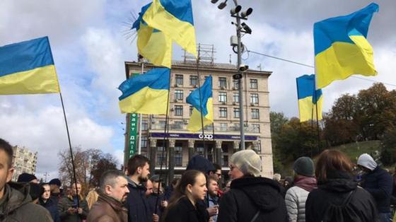 Народ против "формулы Штайнмайера": тысячи митингующих под окнами Зеленского Народ против "формулы Штайнмайера": тысячи митингующих под окнами Зеленского
