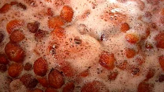 Варится клубника с пенкой Варится клубника с пенкой