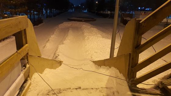 Проволокой перевязали горку для недопуска желающих покататься бесплатно детей в Караганде Проволокой перевязали горку для недопуска желающих покататься бесплатно детей в Караганде
