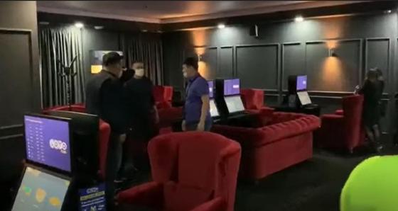Атырауда ТЖ кезінде жұмыс істеп келген букмекерлік кеңсе әшкере болды (видео) Атырауда ТЖ кезінде жұмыс істеп келген букмекерлік кеңсе әшкере болды (видео)