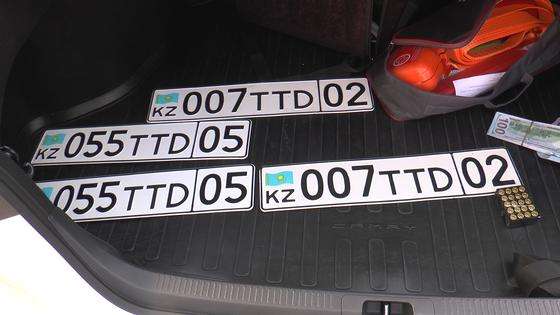 Водителя на тонированной Camry с пистолетом задержали в Алматы (фото) Водителя на тонированной Camry с пистолетом задержали в Алматы (фото)
