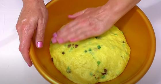 В миске пасхальное тесто с цукатами и изюмом В миске пасхальное тесто с цукатами и изюмом