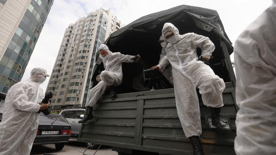 Как военнослужащие и журналисты дезинфицируют улицы Алматы Как военнослужащие и журналисты дезинфицируют улицы Алматы