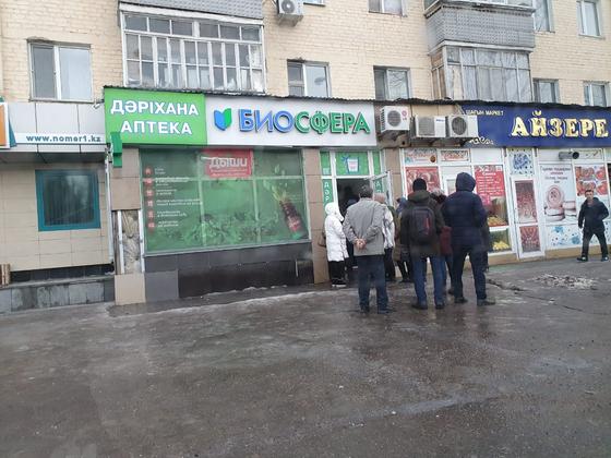 "Люди словно с ума посходили": как живет Уральск в режиме ЧП (фото) "Люди словно с ума посходили": как живет Уральск в режиме ЧП (фото)