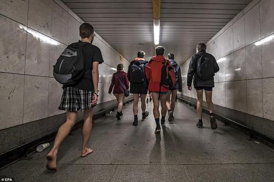 Пассажиры метро по всему миру массово сняли штаны Пассажиры метро по всему миру массово сняли штаны