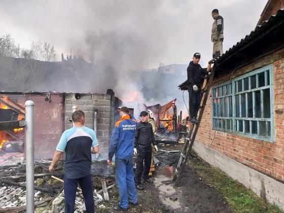 Пожарные тушат пожар Пожарные тушат пожар