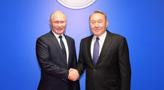 Путин позвонил Назарбаеву, чтобы поздравить с Новым годом Путин позвонил Назарбаеву, чтобы поздравить с Новым годом