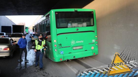 Автобус врезался в эстакаду Автобус врезался в эстакаду