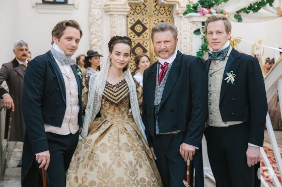7 причин посмотреть культовый сериал «Крепостная» 7 причин посмотреть культовый сериал «Крепостная»