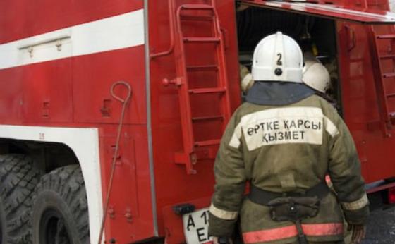 Алматыда 25 жастағы азамат үш баланы өрттен аман алып қалды Алматыда 25 жастағы азамат үш баланы өрттен аман алып қалды