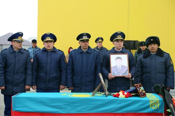 С погибшим в авиакатастрофе капитаном простились в Уральске (фото) С погибшим в авиакатастрофе капитаном простились в Уральске (фото)