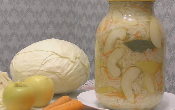 Капуста, яблоки, банка с капустой Капуста, яблоки, банка с капустой