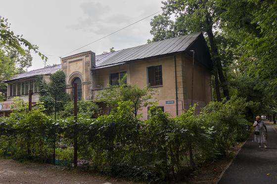 Дом зарос зеленью Дом зарос зеленью