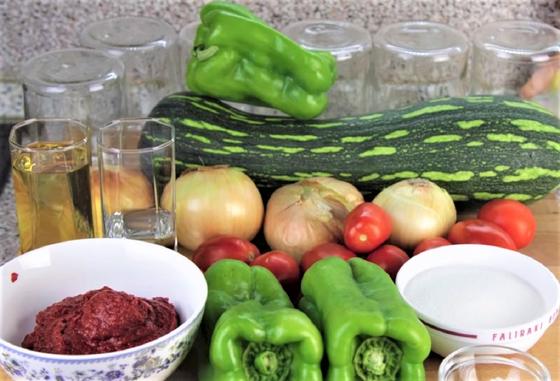 Томатная паста, масло, кабачок, перец, лук и другие овощи для лечо с кабачками Томатная паста, масло, кабачок, перец, лук и другие овощи для лечо с кабачками