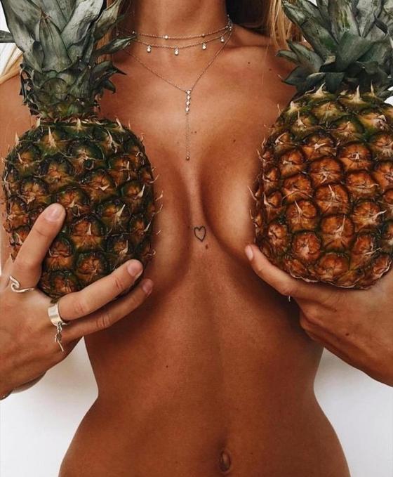 Девушки и ананасы: горячие фото, от которых потекут слюнки Девушки и ананасы: горячие фото, от которых потекут слюнки