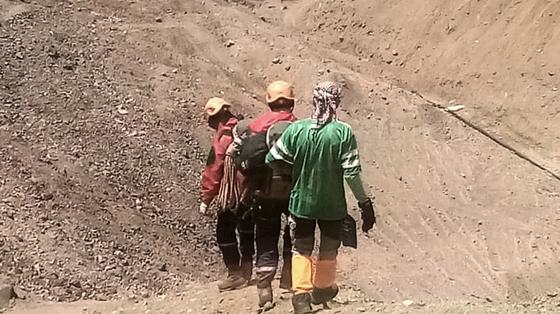 Найденного в горах мужчину сопровождают при спуске Найденного в горах мужчину сопровождают при спуске