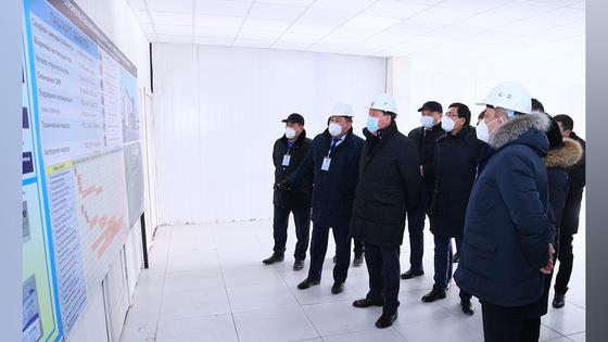 Аскар Мамин знакомится с ходом строительства завода по производству вакцин Аскар Мамин знакомится с ходом строительства завода по производству вакцин