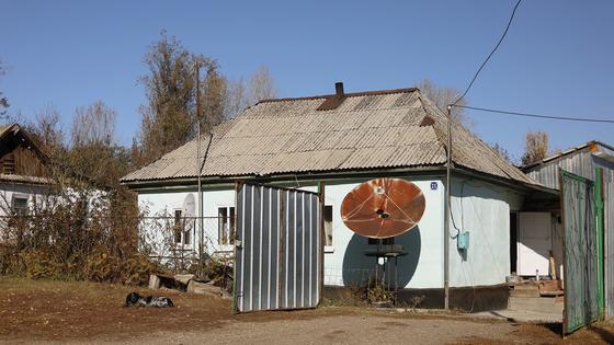 антенна установлена на стене дома антенна установлена на стене дома