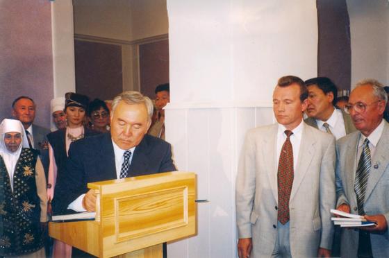Лео Шик: Общество не может существовать без идеологии Лео Шик: Общество не может существовать без идеологии