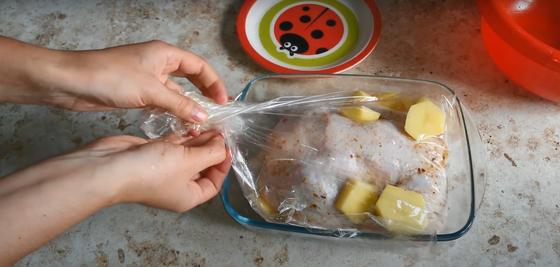 Курицу с картошкой упаковывают в рукав Курицу с картошкой упаковывают в рукав