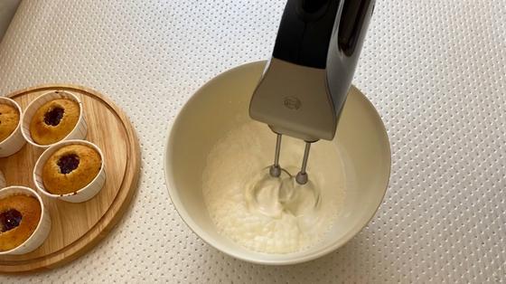 Взбивание сливок миксером Взбивание сливок миксером