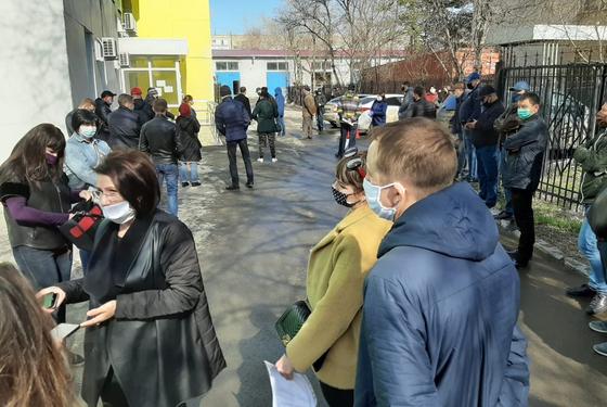 Десятки бизнесменов собрались у акимата Костаная (фото) Десятки бизнесменов собрались у акимата Костаная (фото)