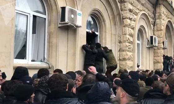 Демонстранты штурмуют резиденцию президента Абхазии (фото, видео) Демонстранты штурмуют резиденцию президента Абхазии (фото, видео)