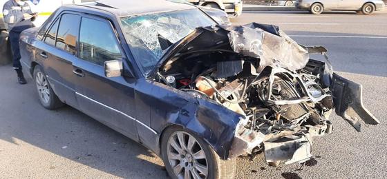 Машина, поврежденная в аварии в Алматы Машина, поврежденная в аварии в Алматы