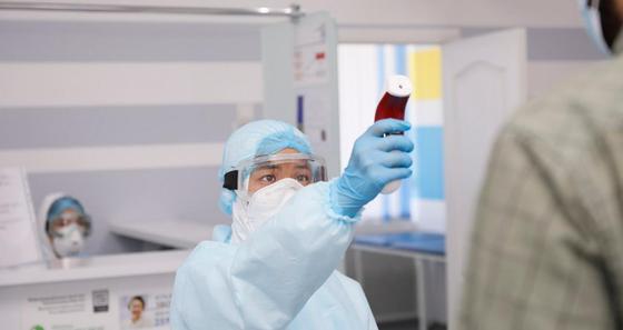 Қазақстанда коронавирус жұқтырғандар ауру белілері бар және жоқ деп бөлінбейтін болды Қазақстанда коронавирус жұқтырғандар ауру белілері бар және жоқ деп бөлінбейтін болды