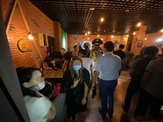 Владелец ресторана прятал гостей в VIP-кабинках от проверяющих в Таразе (видео) Владелец ресторана прятал гостей в VIP-кабинках от проверяющих в Таразе (видео)