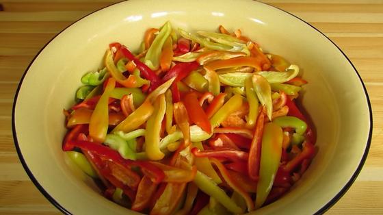 Нарезанный кусочками перец в миске Нарезанный кусочками перец в миске