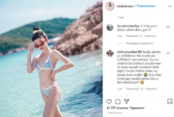 Девушка в купальнике и очках в море Девушка в купальнике и очках в море