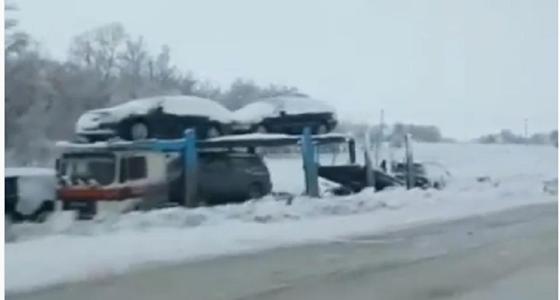 Автомобили слетают с трассы Уральск-Атырау из-за гололеда Автомобили слетают с трассы Уральск-Атырау из-за гололеда