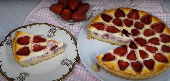 Пирог с творогом, кефиром и клубникой Пирог с творогом, кефиром и клубникой