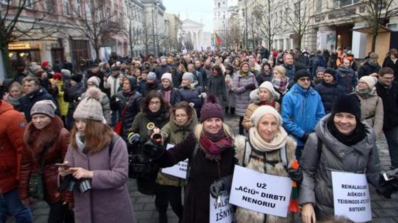 Школьные протесты в Литве: уроки отменены, учителя разбили лагерь в министерстве Школьные протесты в Литве: уроки отменены, учителя разбили лагерь в министерстве