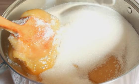 В кастрюле пюре с сахаром В кастрюле пюре с сахаром