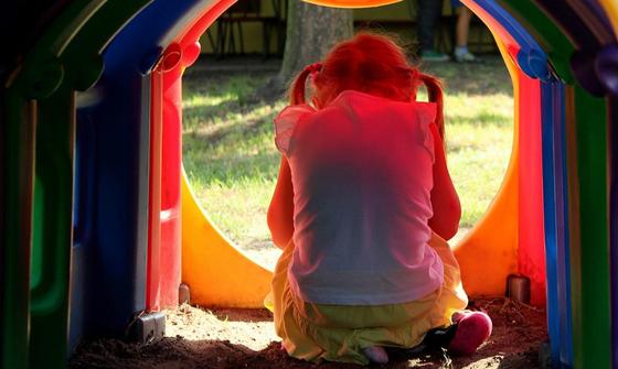 Мужчина домогался свою 5-летнюю дочь на остановке в Байконуре Мужчина домогался свою 5-летнюю дочь на остановке в Байконуре
