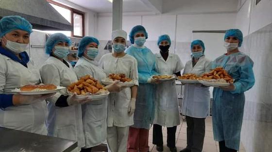 раздача праздничных национальных угощений раздача праздничных национальных угощений